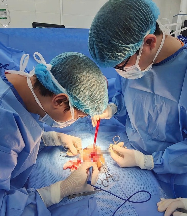 Bác sĩ đang phẫu thuật bảo tồn tinh hoàn cho bệnh nhân