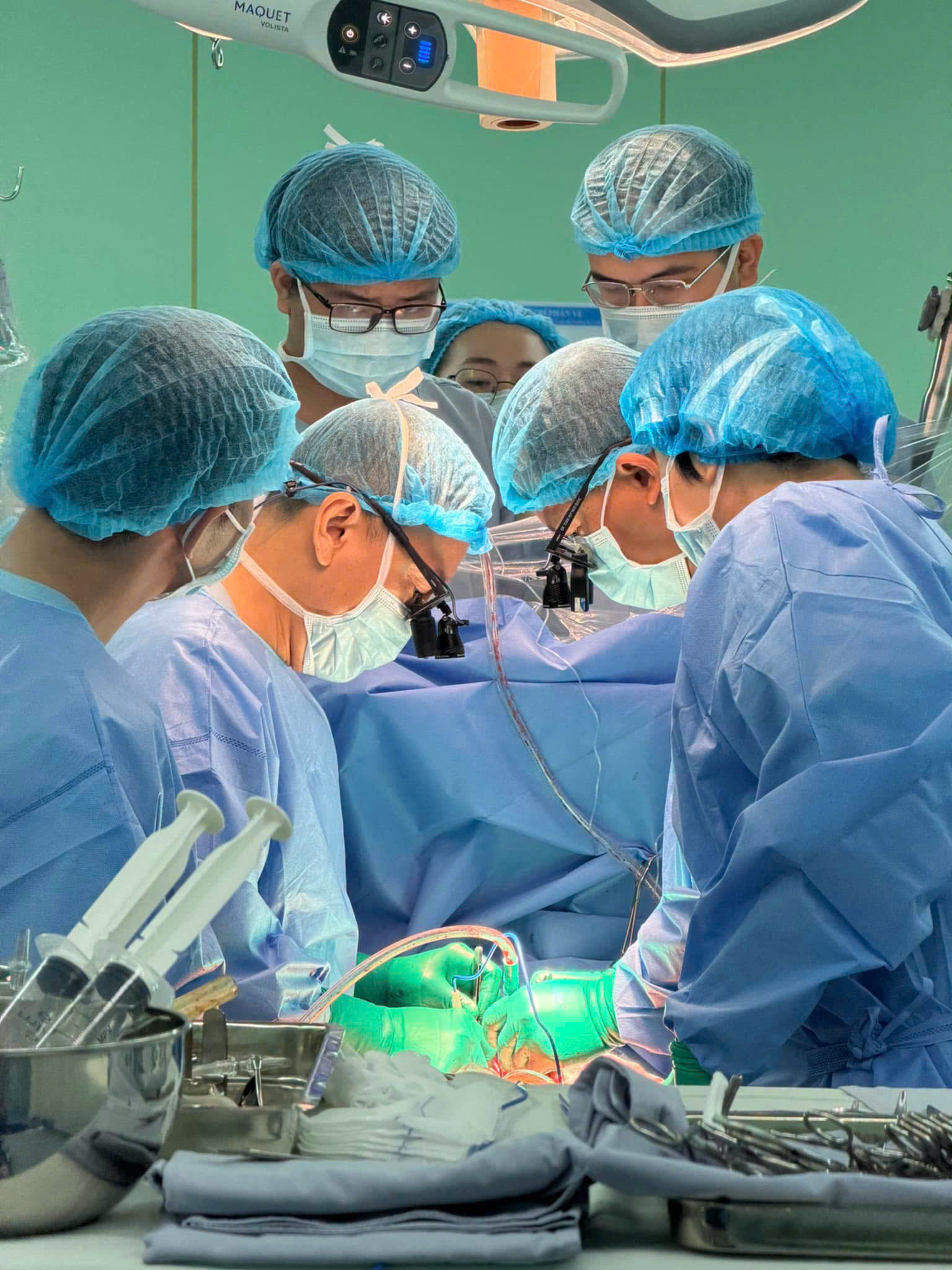 GS.TS.BS Nguyễn Hoàng Định thực hiện ca ghép tim