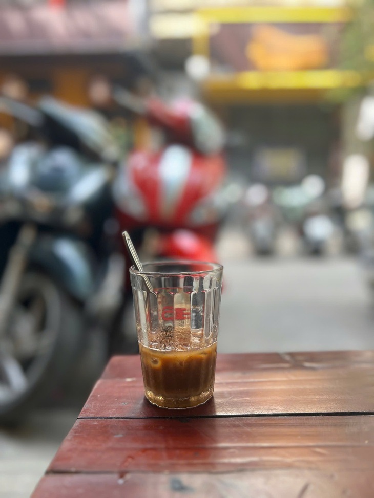 Caffeine là một trong những chất kích thích phổ biến gây khó ngủ về đêm