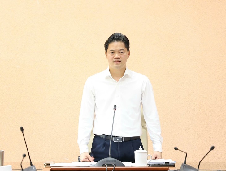 Thứ trưởng Thường trực Bộ Y tế Vũ Mạnh Hà phát biểu tại cuộc họp về danh mục thuốc y học cổ truyền BHYT