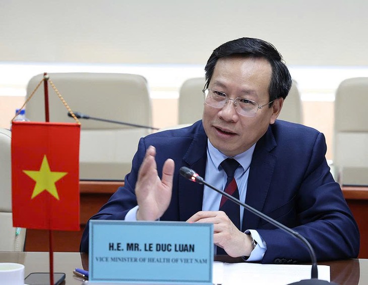 Thứ trưởng Bộ Y tế Lê Đức Luận phát biểu tại buổi làm việc