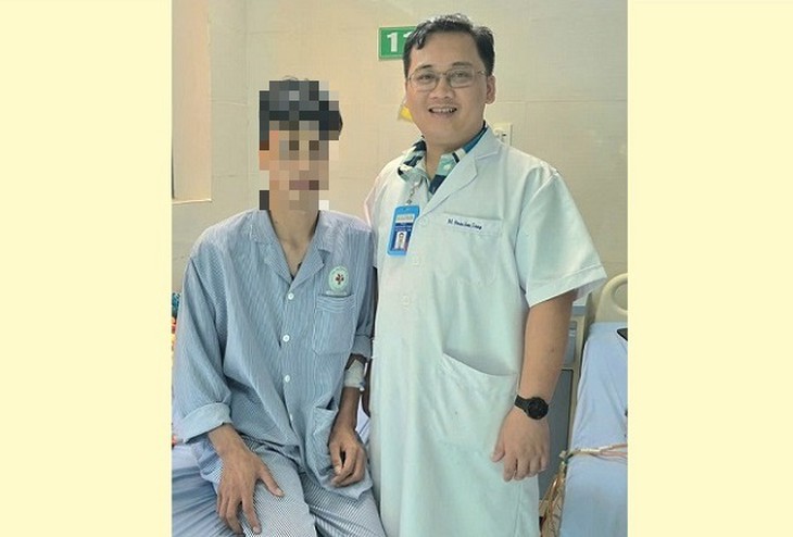 ThS.BS Đoàn Sơn Tùng cùng người bệnh sau ca phẫu thuật