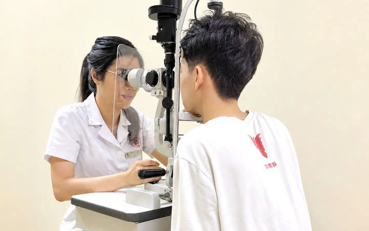 Chấn thương mắt do bóng đập vào mặt trẻ em