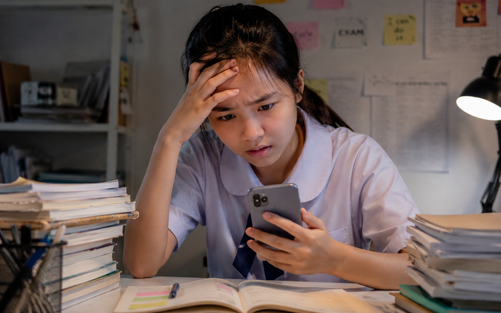 Học sinh vui vẻ tập thể dục nhẹ nhàng để giải tỏa căng thẳng sau giờ học