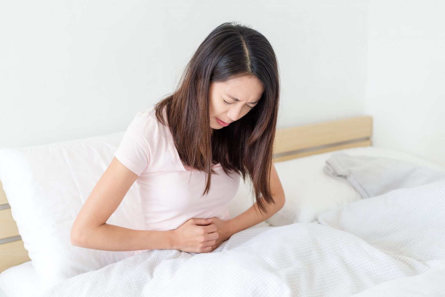 Đau bụng kinh dữ dội kéo dài là dấu hiệu cảnh báo lạc nội mạc tử cung