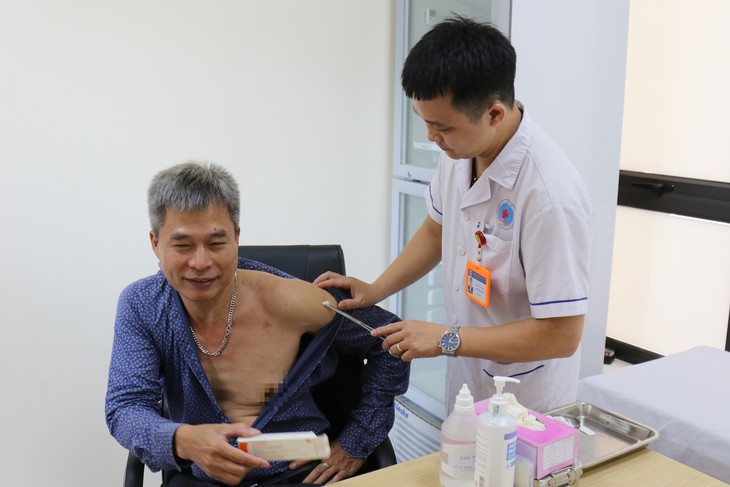 Người cao tuổi tiêm vaccine bảo vệ sức khỏe