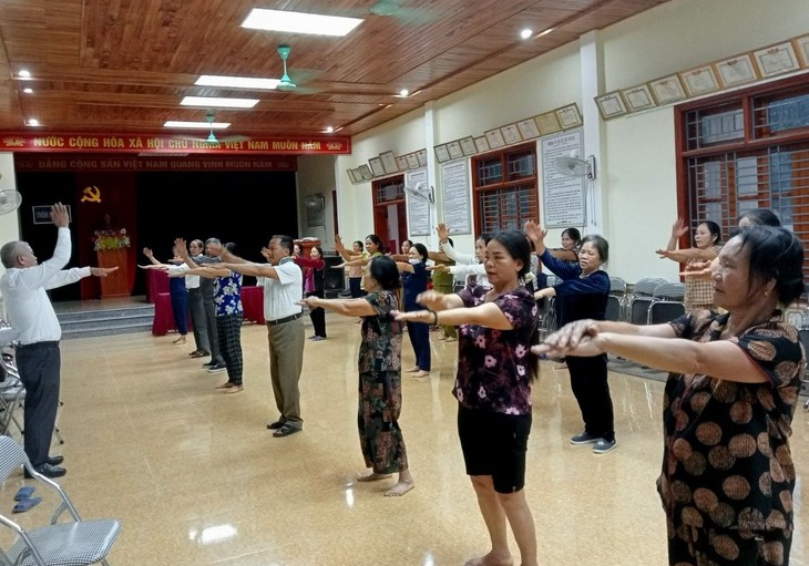Người trung niên nên chủ động khám sức khỏe định kỳ để phát hiện sớm các dấu hiệu lão hóa và bệnh mạn tính