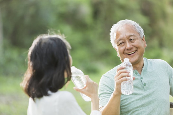 Người cao tuổi cần chú ý bổ sung nước phù hợp trong những ngày nắng nóng