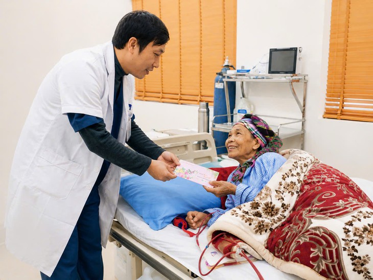 Hình ảnh bác sĩ Giàng A Sếnh trong hoạt động chăm sóc người bệnh tại Si Ma Cai