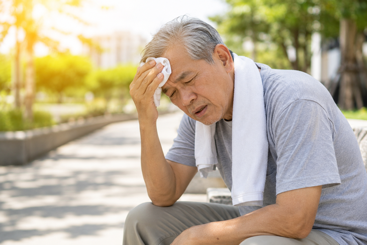 Nắng nóng ảnh hưởng đến người cao tuổi và làm tăng nguy cơ mất nước, kiệt sức do nhiệt