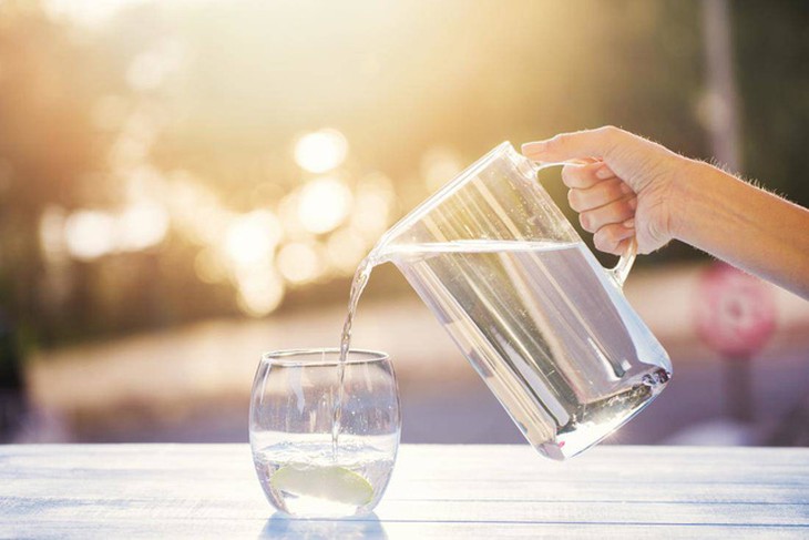 Người cao tuổi nên uống đủ nước mỗi ngày để cải thiện khô mắt