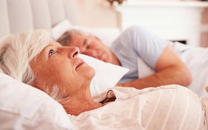 Bác sĩ tư vấn tình trạng mất ngủ ở người cao tuổi