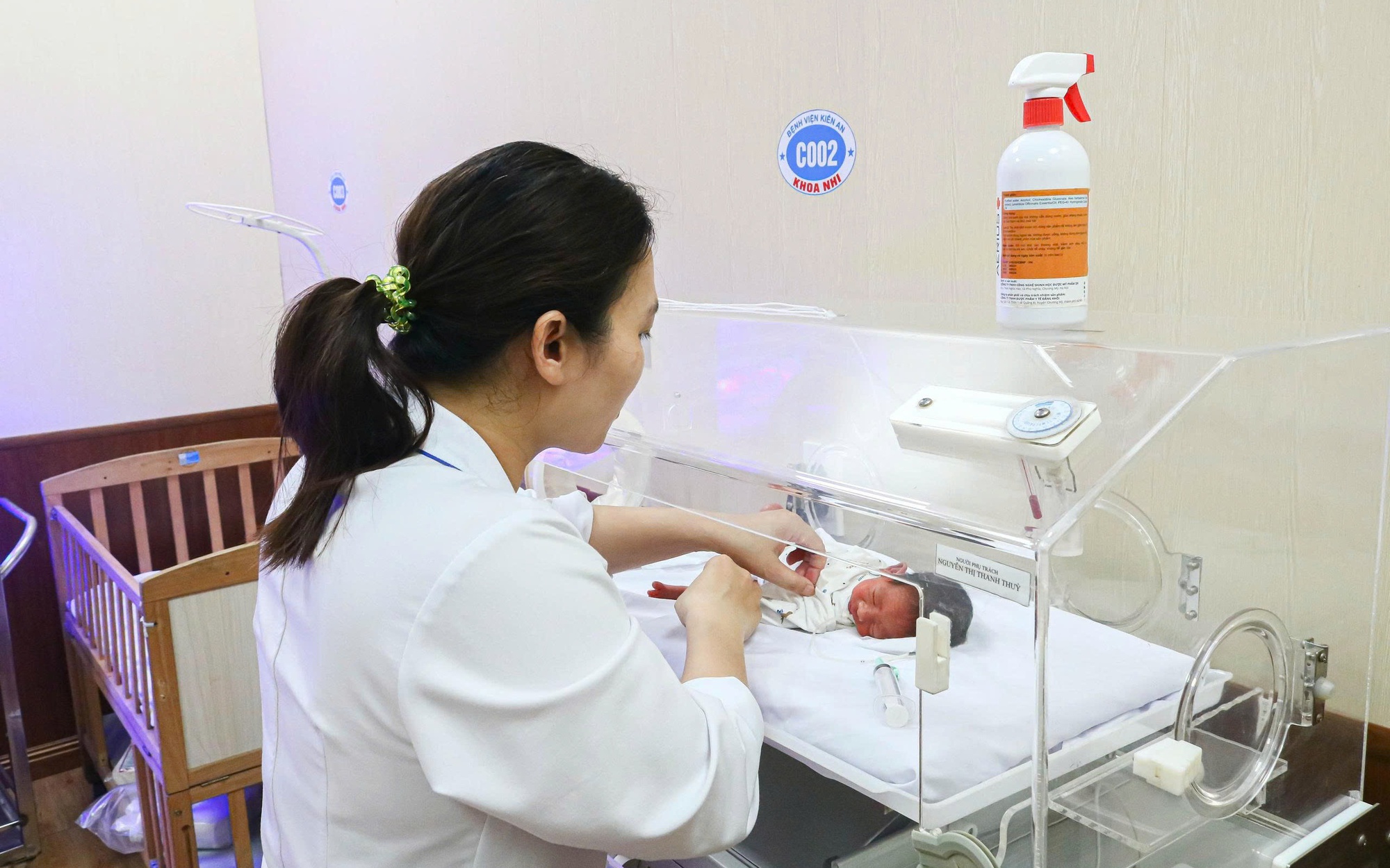 Em bé sinh non được chăm sóc và điều trị tại bệnh viện