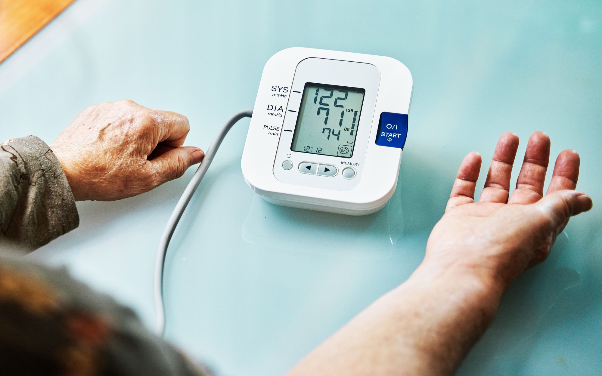 Người cao tuổi tăng huyết áp cần theo dõi sức khỏe trong những ngày nắng nóng