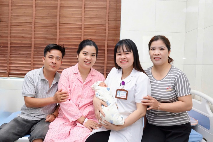 Bác sĩ tư vấn và đồng hành cùng cặp vợ chồng trong hành trình điều trị hiếm muộn
