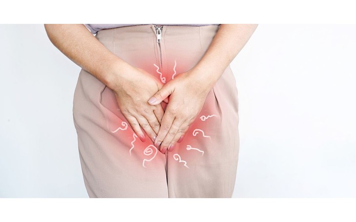 Ngứa vùng kín nữ có thể kèm khí hư bất thường hoặc kích ứng