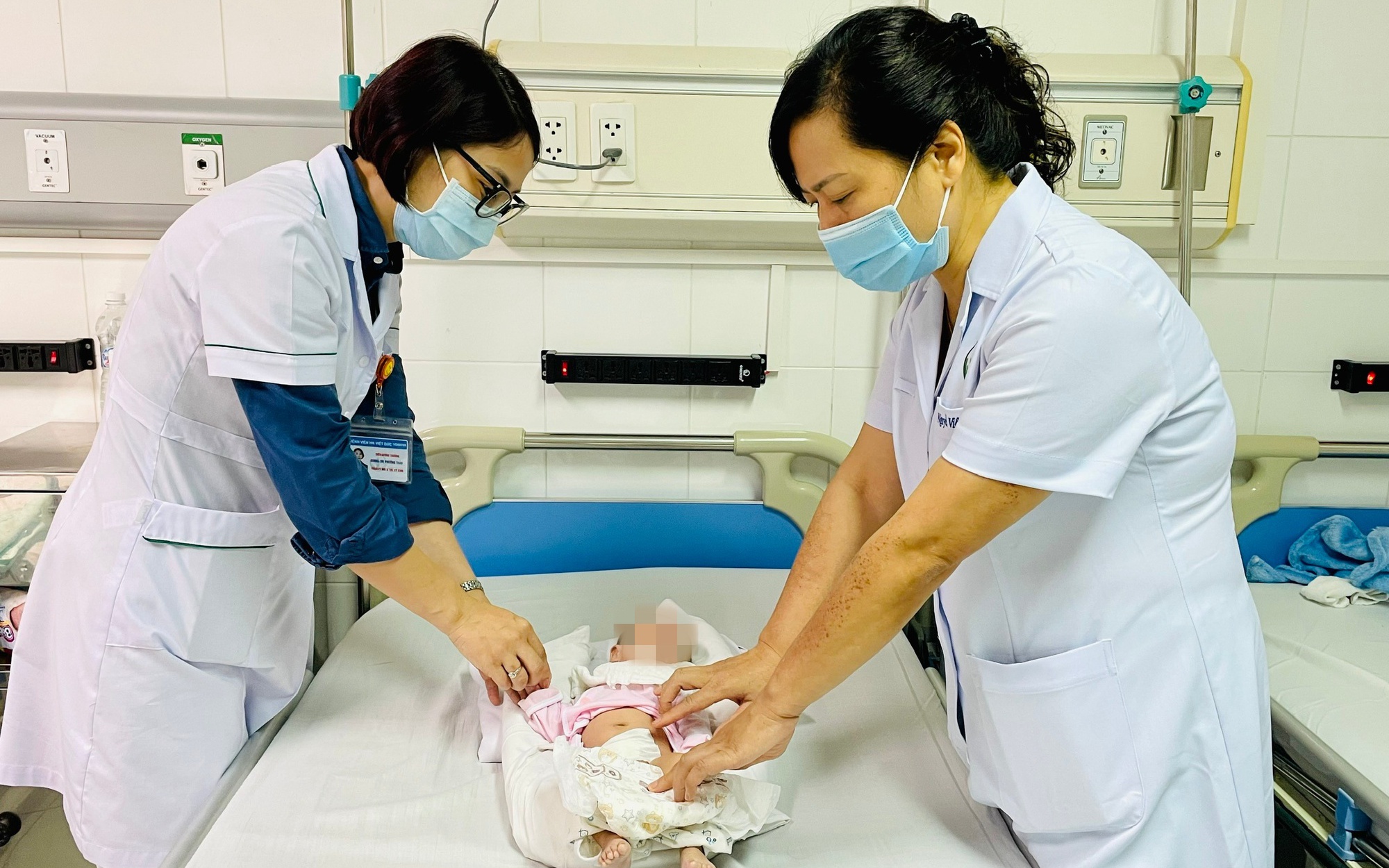 Trẻ sơ sinh cũng có thể bị xoắn tinh hoàn, cha mẹ cần lưu ý