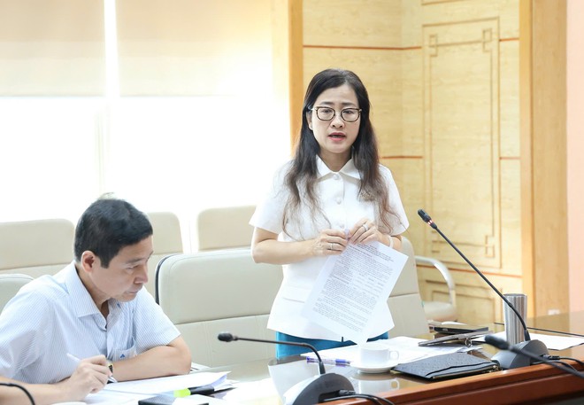 Lãnh đạo Vụ Bảo hiểm y tế báo cáo tại cuộc họp rà soát danh mục thuốc y học cổ truyền