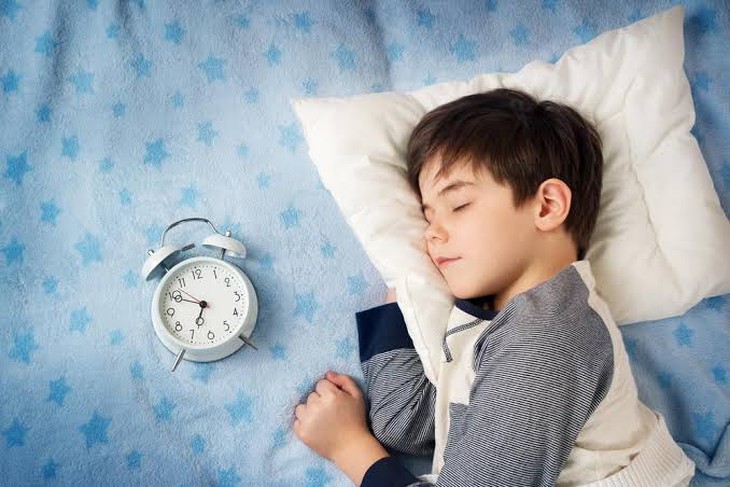 Trẻ ngủ trước 23h có tăng chiều cao không