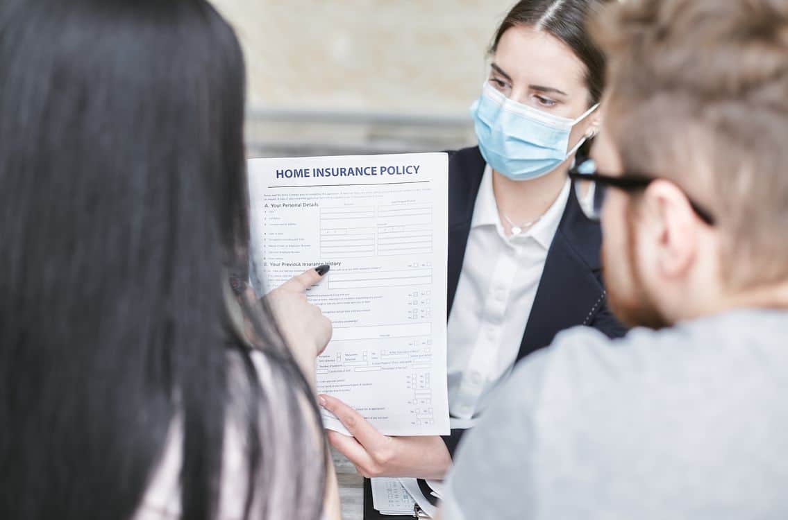 Nhân viên y tế hướng dẫn thủ tục bảo hiểm y tế